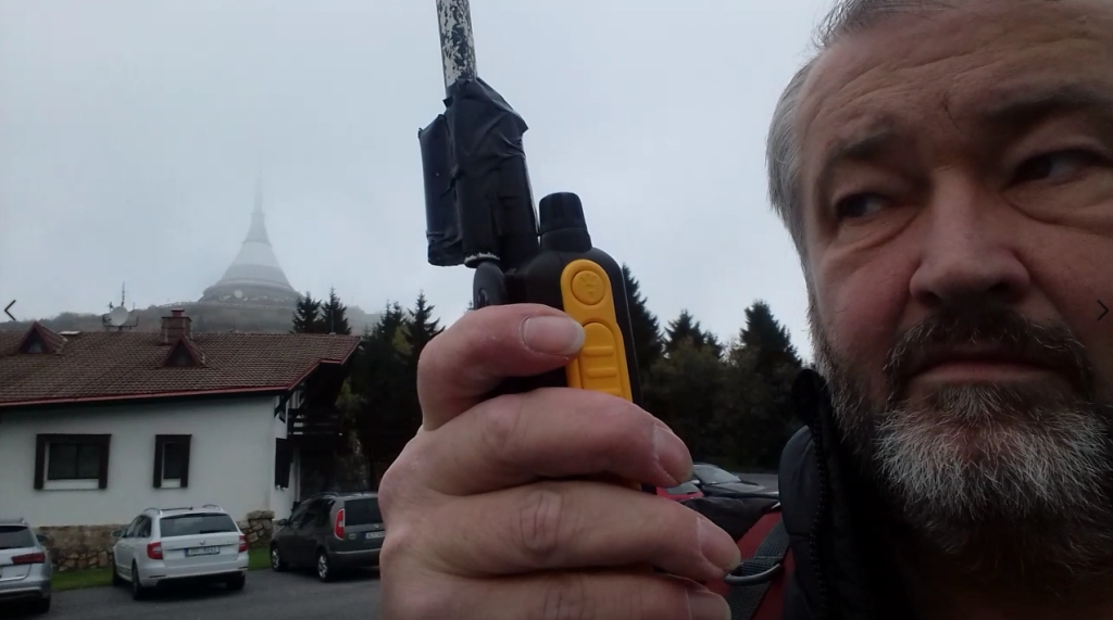 U ještědky - vysílač se stále schovává v mracích